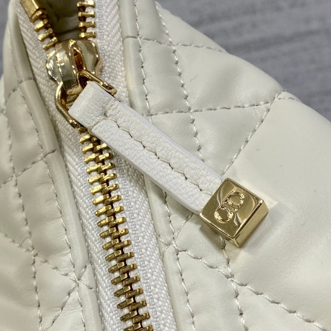 TRAVEL NOMAD POUCH 22 IN WHITE MACROCANNAGE LAMBSKIN GOLD HARDWARE