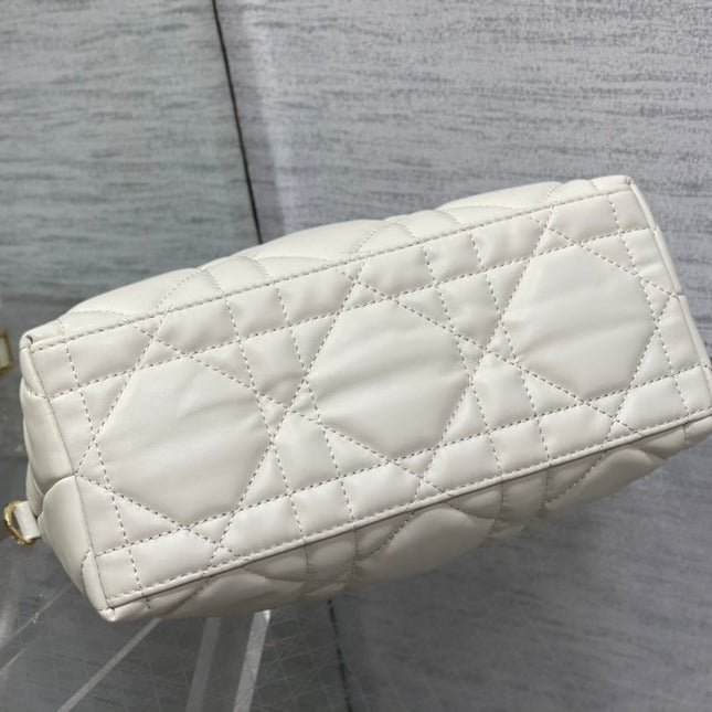 TRAVEL NOMAD POUCH 22 IN WHITE MACROCANNAGE LAMBSKIN GOLD HARDWARE