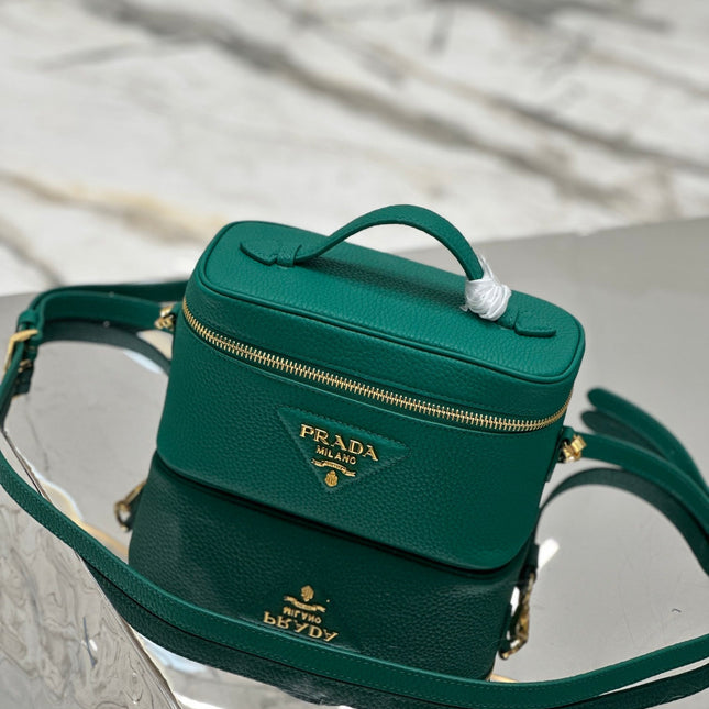 VANITY CASE 18 IN EMERALD GREEN GRAINED CALFSKIN GOLD HARDWARE