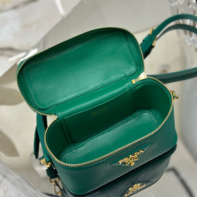 VANITY CASE 18 IN EMERALD GREEN GRAINED CALFSKIN GOLD HARDWARE