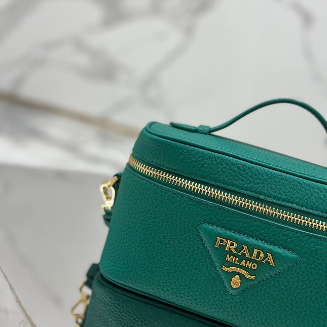VANITY CASE 18 IN EMERALD GREEN GRAINED CALFSKIN GOLD HARDWARE