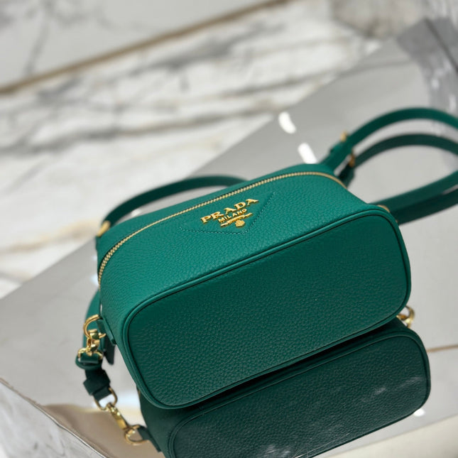 VANITY CASE 18 IN EMERALD GREEN GRAINED CALFSKIN GOLD HARDWARE