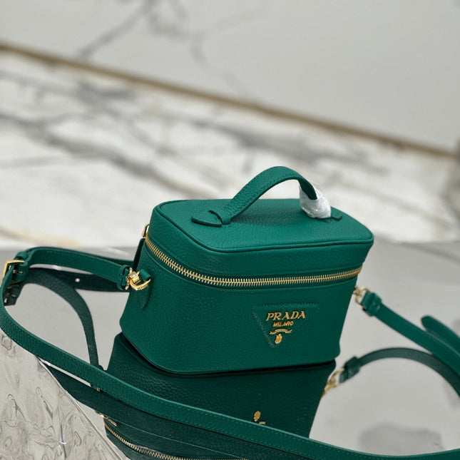 VANITY CASE 18 IN EMERALD GREEN GRAINED CALFSKIN GOLD HARDWARE