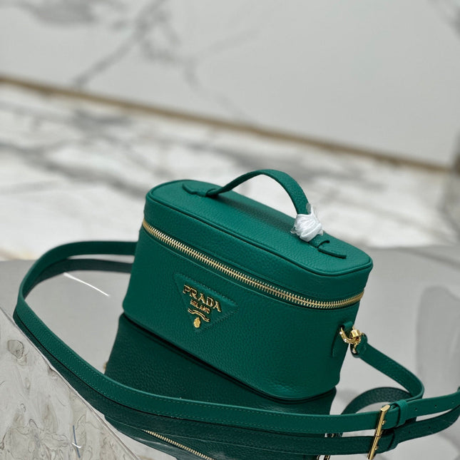 VANITY CASE 18 IN EMERALD GREEN GRAINED CALFSKIN GOLD HARDWARE