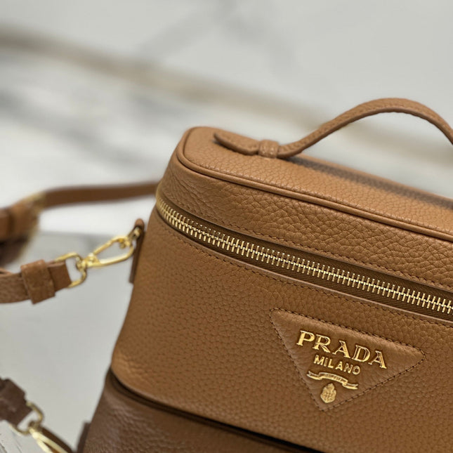 VANITY CASE 18 IN RUSSET BROWN GRAINED CALFSKIN GOLD HARDWARE