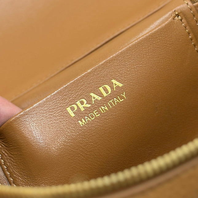 VANITY CASE 18 IN RUSSET BROWN GRAINED CALFSKIN GOLD HARDWARE