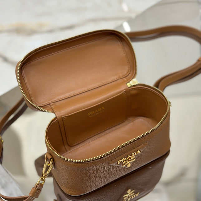 VANITY CASE 18 IN RUSSET BROWN GRAINED CALFSKIN GOLD HARDWARE