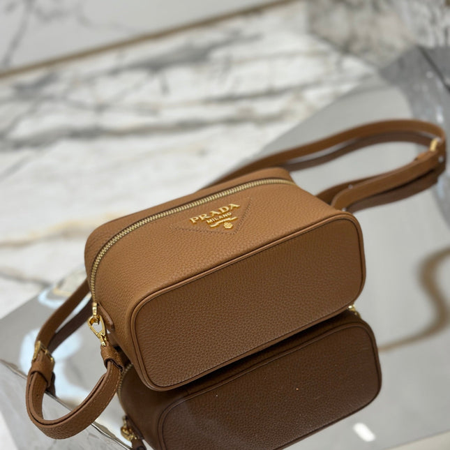 VANITY CASE 18 IN RUSSET BROWN GRAINED CALFSKIN GOLD HARDWARE