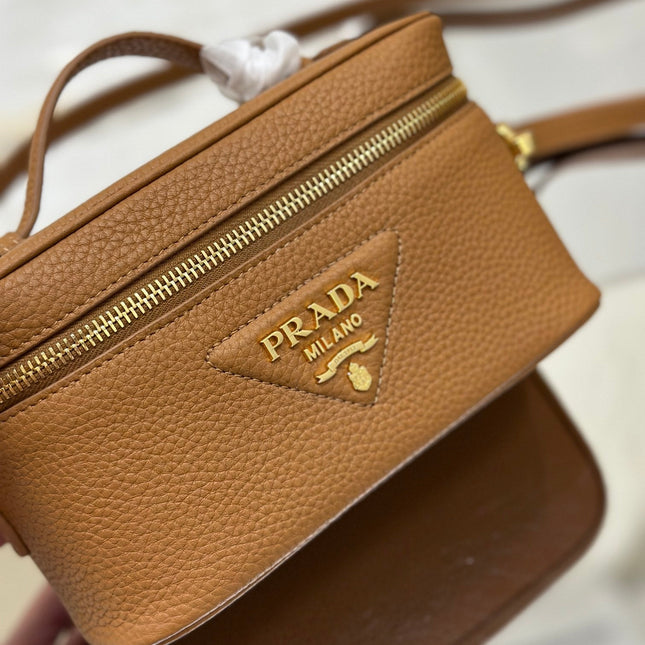 VANITY CASE 18 IN RUSSET BROWN GRAINED CALFSKIN GOLD HARDWARE