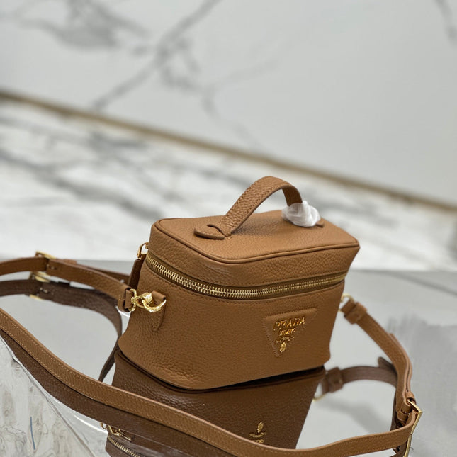 VANITY CASE 18 IN RUSSET BROWN GRAINED CALFSKIN GOLD HARDWARE