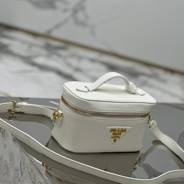 VANITY CASE 18 IN WHITE GRAINED CALFSKIN GOLD HARDWARE