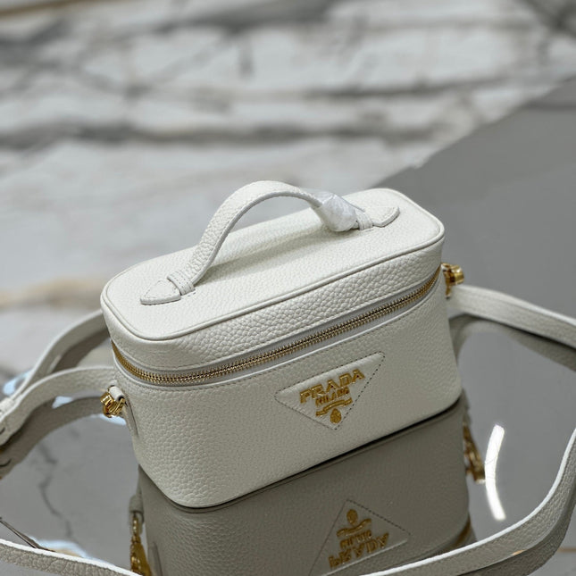 VANITY CASE 18 IN WHITE GRAINED CALFSKIN GOLD HARDWARE