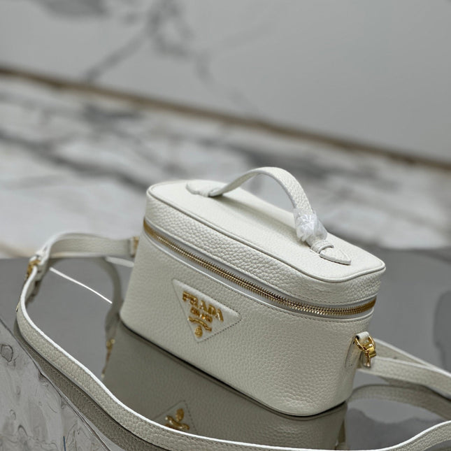 VANITY CASE 18 IN WHITE GRAINED CALFSKIN GOLD HARDWARE