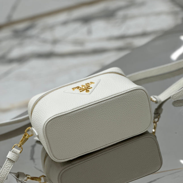 VANITY CASE 18 IN WHITE GRAINED CALFSKIN GOLD HARDWARE