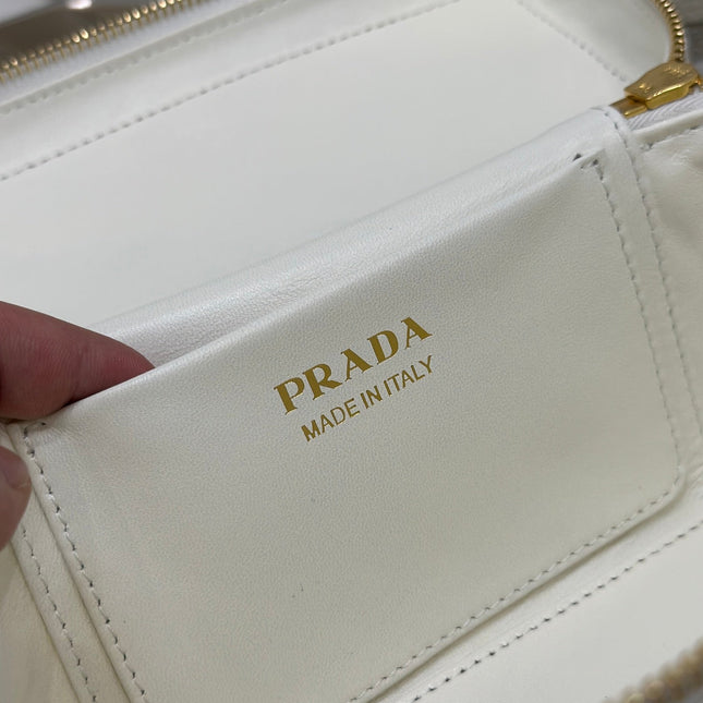 VANITY CASE 18 IN WHITE GRAINED CALFSKIN GOLD HARDWARE