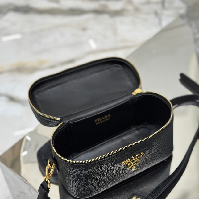 VANITY CASE 18 IN BLACK GRAINED CALFSKIN GOLD HARDWARE