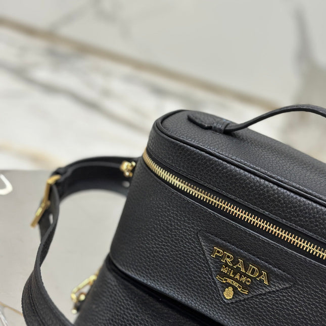 VANITY CASE 18 IN BLACK GRAINED CALFSKIN GOLD HARDWARE