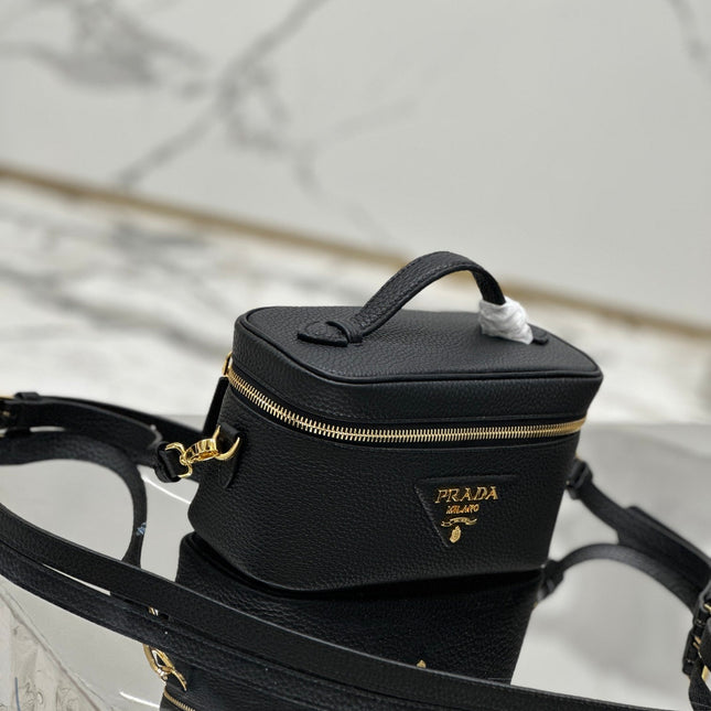 VANITY CASE 18 IN BLACK GRAINED CALFSKIN GOLD HARDWARE