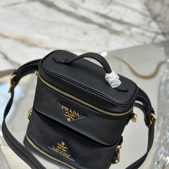 VANITY CASE 18 IN BLACK GRAINED CALFSKIN GOLD HARDWARE