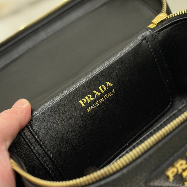 VANITY CASE 18 IN BLACK GRAINED CALFSKIN GOLD HARDWARE