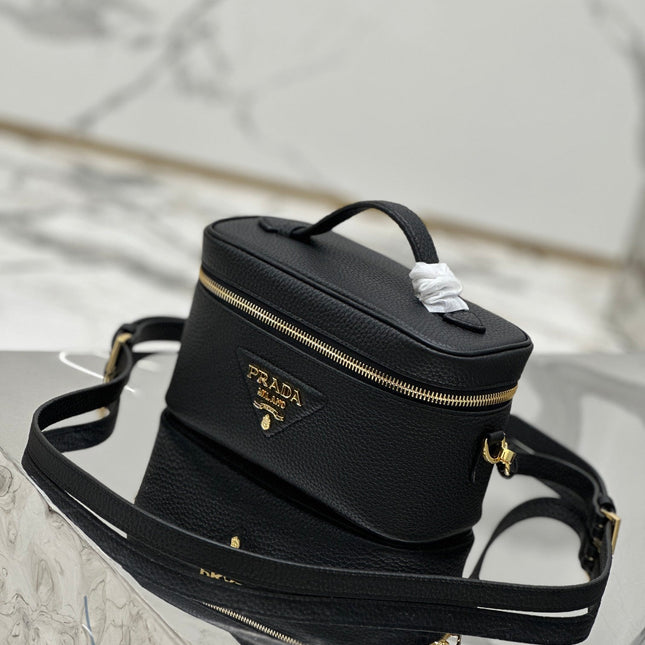 VANITY CASE 18 IN BLACK GRAINED CALFSKIN GOLD HARDWARE