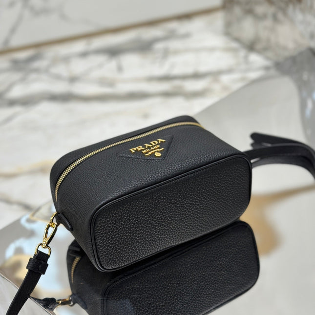 VANITY CASE 18 IN BLACK GRAINED CALFSKIN GOLD HARDWARE