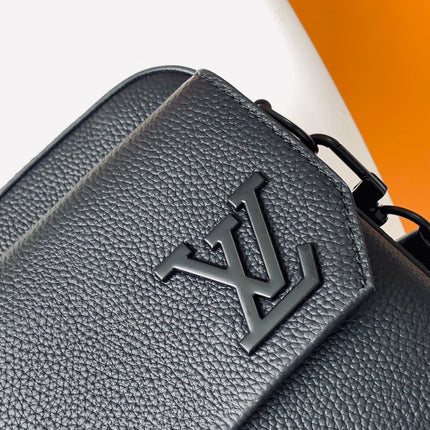 LV 25S FASTLINE MESSENGER BAG 23 IN BLACK CALFSKIN