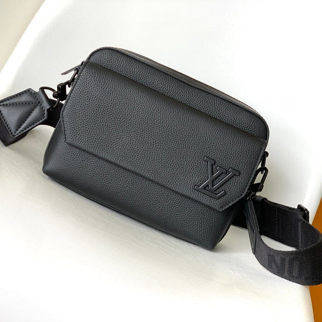 LV 25S FASTLINE MESSENGER BAG 23 IN BLACK CALFSKIN