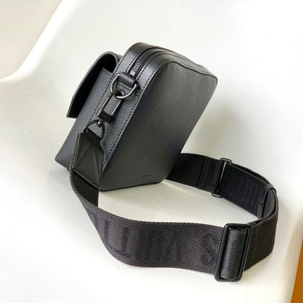 LV 25S FASTLINE MESSENGER BAG 23 IN BLACK CALFSKIN