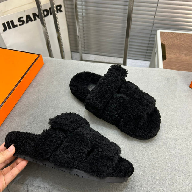 CHYPRE SLIPPERS IN BLACK LAMB WOOL