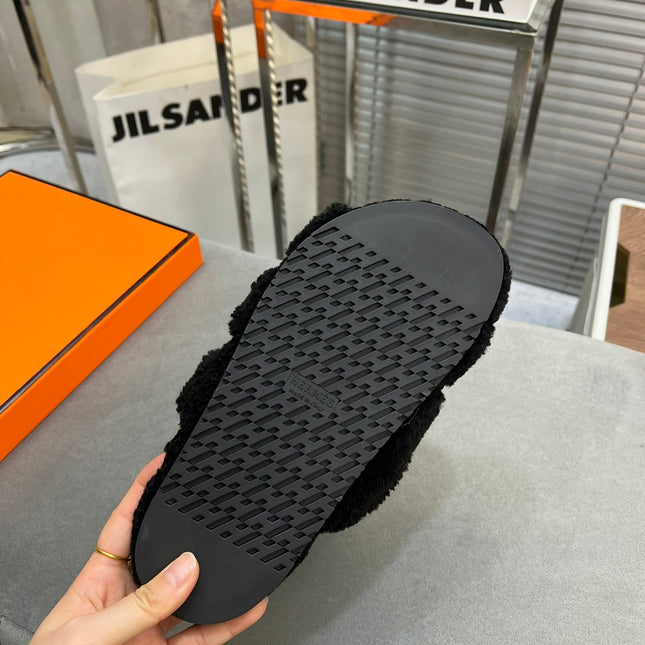 CHYPRE SLIPPERS IN BLACK LAMB WOOL
