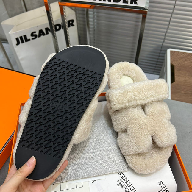 CHYPRE SLIPPERS IN BISQUE BEIGE LAMB WOOL