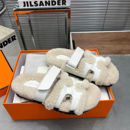 CHYPRE SLIPPERS IN BEIGE LAMB WOOL AND WHITE CALFSKIN