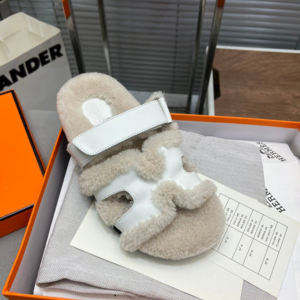 CHYPRE SLIPPERS IN BEIGE LAMB WOOL AND WHITE CALFSKIN