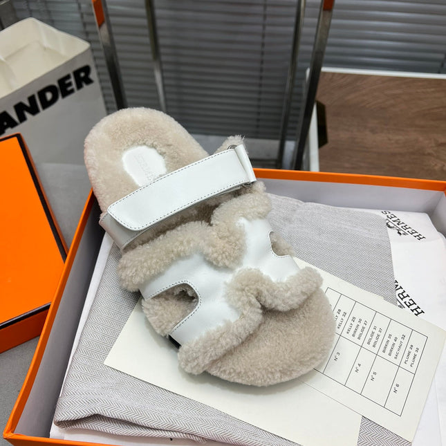 CHYPRE SLIPPERS IN BEIGE LAMB WOOL AND WHITE CALFSKIN