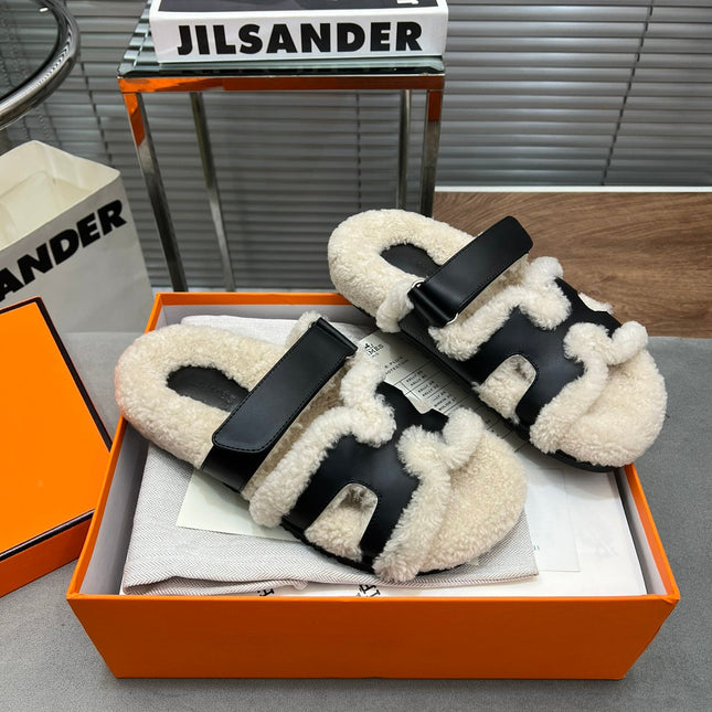 CHYPRE SLIPPERS IN BEIGE LAMB WOOL AND BLACK CALFSKIN