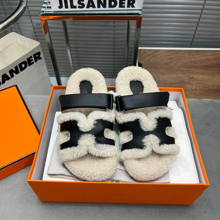 CHYPRE SLIPPERS IN BEIGE LAMB WOOL AND BLACK CALFSKIN