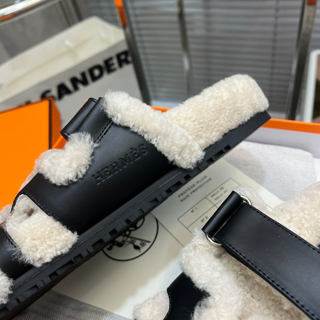 CHYPRE SLIPPERS IN BEIGE LAMB WOOL AND BLACK CALFSKIN