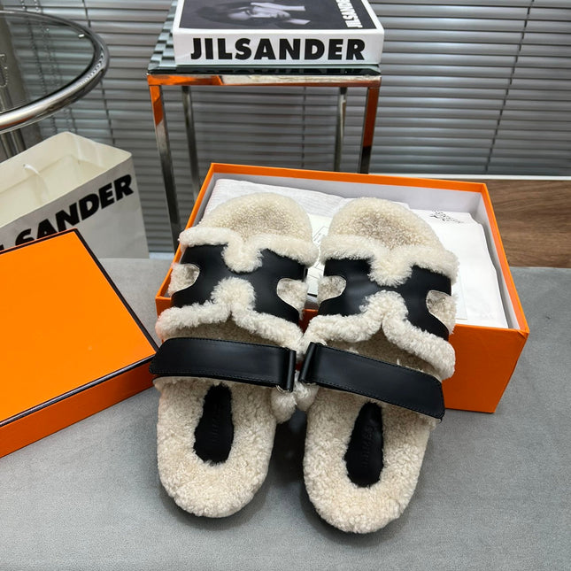 CHYPRE SLIPPERS IN BEIGE LAMB WOOL AND BLACK CALFSKIN