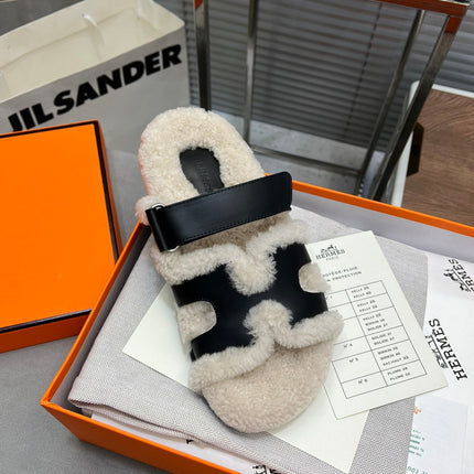 CHYPRE SLIPPERS IN BEIGE LAMB WOOL AND BLACK CALFSKIN