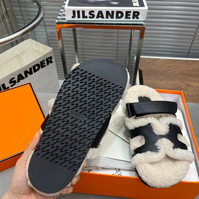 CHYPRE SLIPPERS IN BEIGE LAMB WOOL AND BLACK CALFSKIN