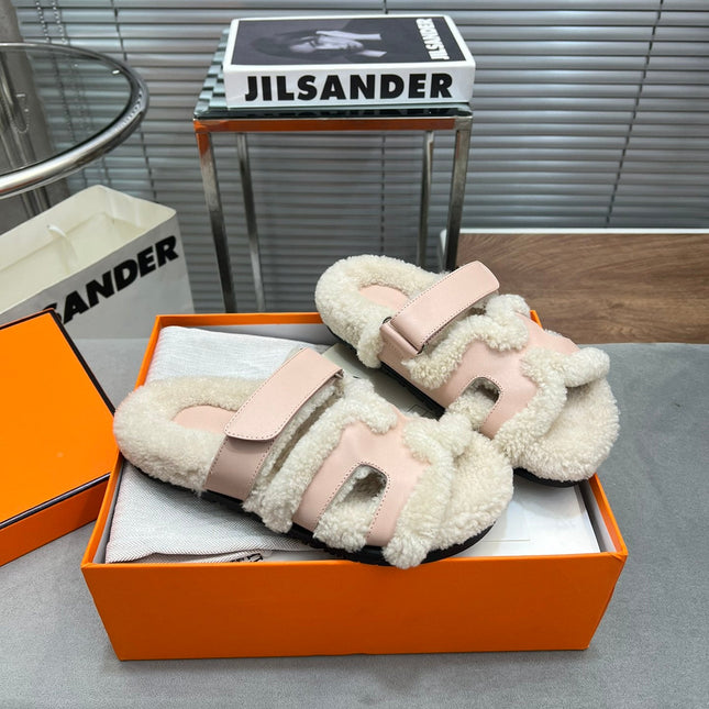 CHYPRE SLIPPERS IN BEIGE LAMB WOOL AND BABY PINK CALFSKIN