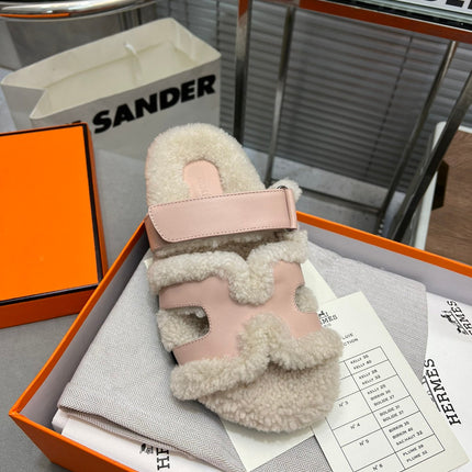 CHYPRE SLIPPERS IN BEIGE LAMB WOOL AND BABY PINK CALFSKIN