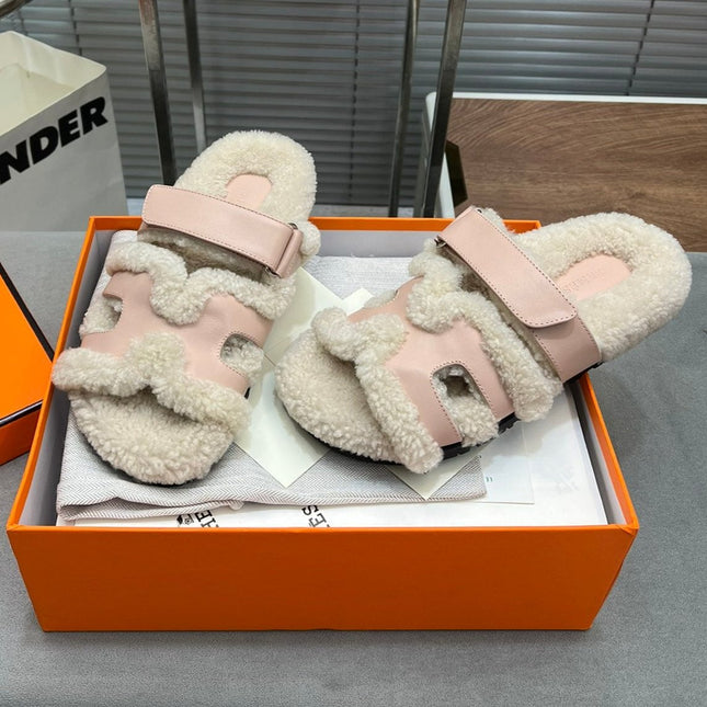 CHYPRE SLIPPERS IN BEIGE LAMB WOOL AND BABY PINK CALFSKIN