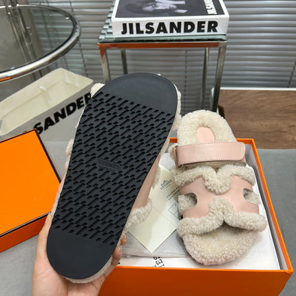 CHYPRE SLIPPERS IN BEIGE LAMB WOOL AND BABY PINK CALFSKIN