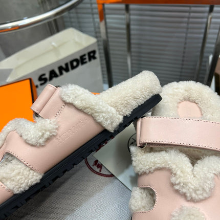 CHYPRE SLIPPERS IN BEIGE LAMB WOOL AND BABY PINK CALFSKIN