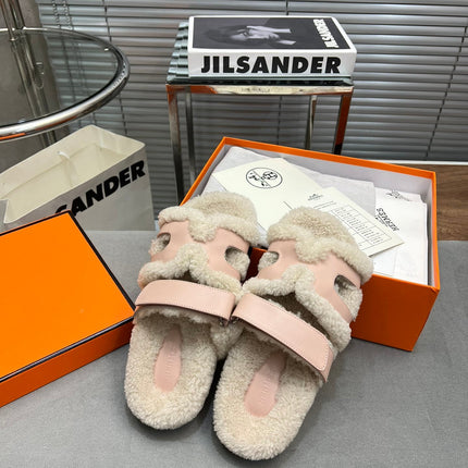 CHYPRE SLIPPERS IN BEIGE LAMB WOOL AND BABY PINK CALFSKIN