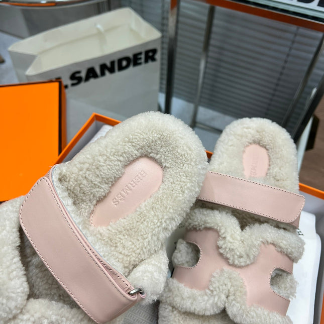 CHYPRE SLIPPERS IN BEIGE LAMB WOOL AND BABY PINK CALFSKIN