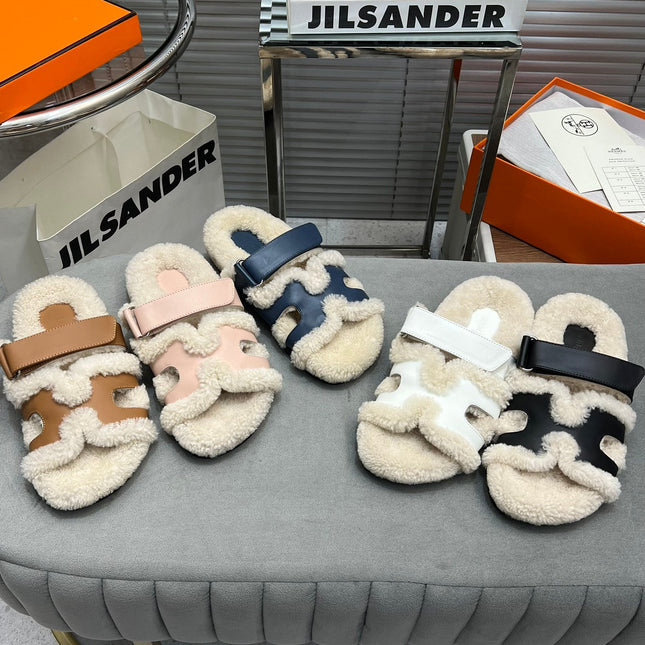 CHYPRE SLIPPERS IN BEIGE LAMB WOOL AND WHITE CALFSKIN