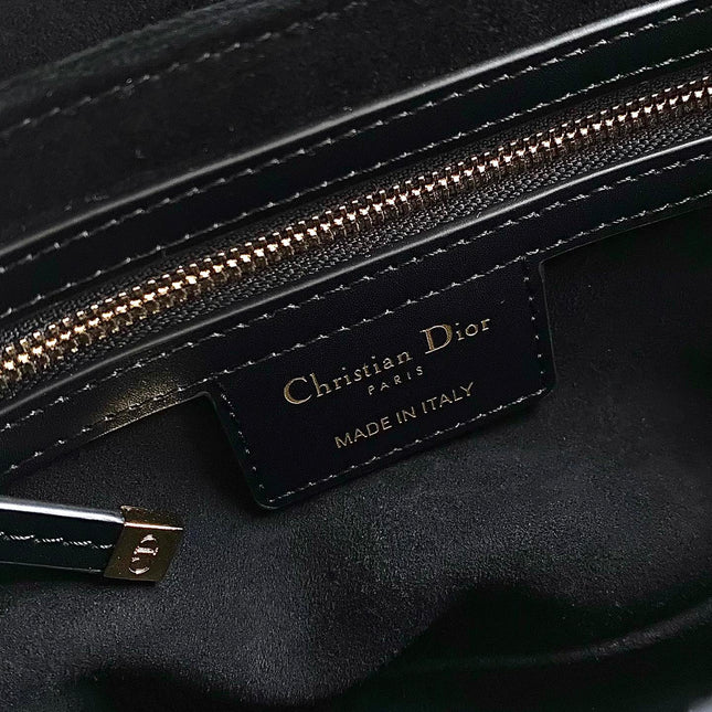 SIGNATURE HOBO 21 BAG IN BLACK CALFSKIN